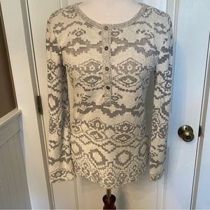 DYLAN TOP HENLEY BUTTONS LONG SLEEVE GRAY WHITE TEXTURED BURN OUT SIZE S